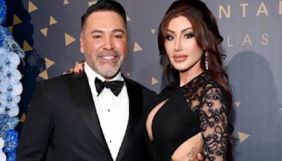 Óscar de la Hoya y su pareja Holly Sonders donan un gran cheque a favor de la educación