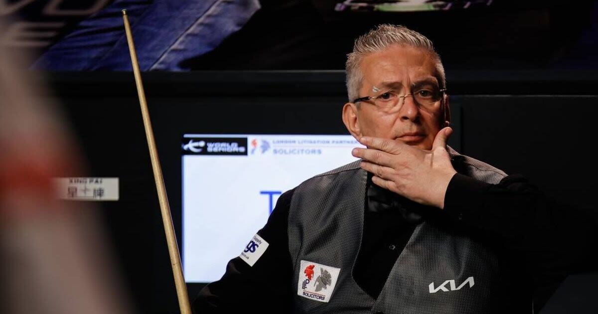 Snooker star falls off chair as audience alarmed at World Seniors Championship