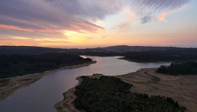 Lago Peñuelas recupera su espejo de agua y hoy presenta su nivel más alto en 5 años - La Tercera