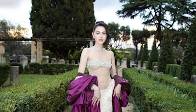 「泰國神顏」女星黛薇卡霍內一道水晶遮胸 與舒淇同框比美