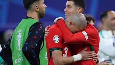 Video: el desconsuelo y las lágrimas de Cristiano Ronaldo y Pepe tras quedar eliminados de la Euro