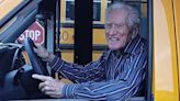 Homem de 94 anos dos EUA é reconhecido pelo Guinness como motorista de ônibus mais veterano do mundo