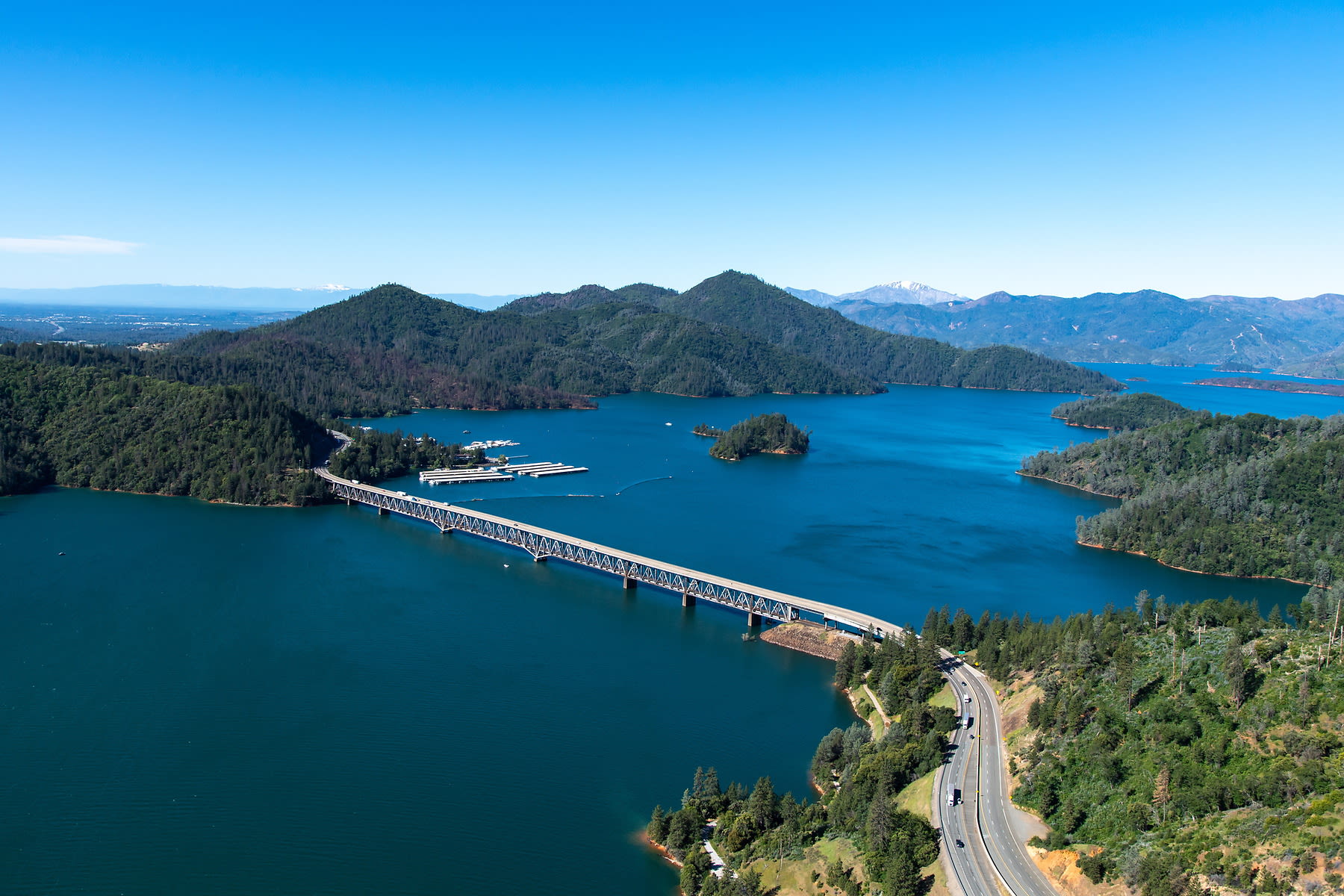 In striking before-and-after photos, a parched Lake Shasta is transformed