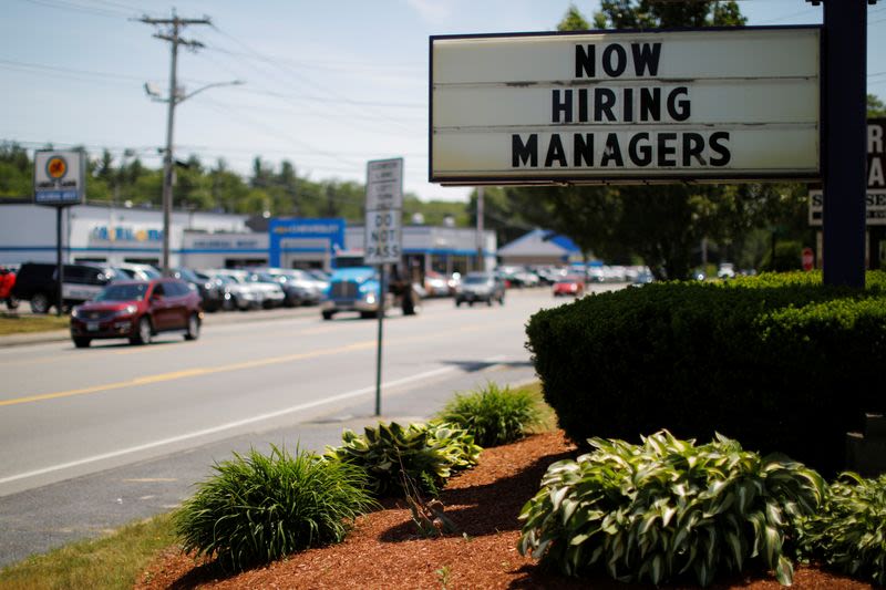 US weekly jobless claims fall; labor market gradually easing