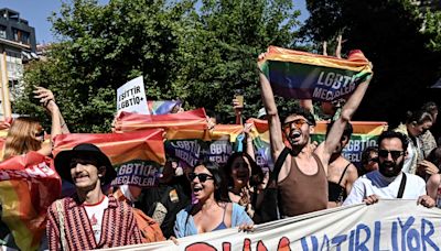 Polícia prende participantes de parada do Orgulho LGBTQIA+ na Turquia, onde manifestação é proibida