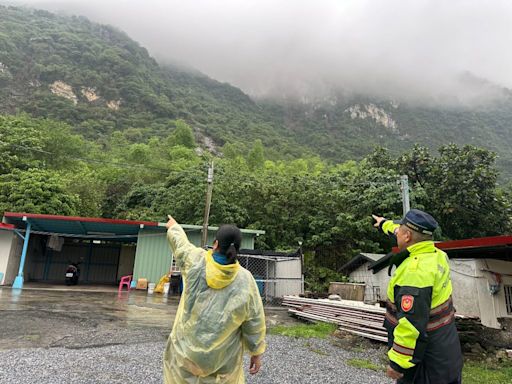 花蓮下起豪雨山區易發生土石流 新城警配合秀林鄉公所實施強制撤村 | 蕃新聞