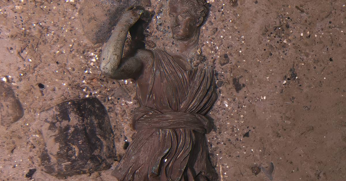 Titanic divers find long-sought statue amid signs of accelerating ship decay