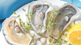 Marchando una de ostras en las costas de Norfolk