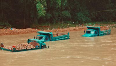 影/湍流中站車頂求援！暴雨狂襲阿富汗 釀33死27傷