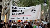 Miles se manifiestan contra el exceso de turistas en la isla española de Mallorca