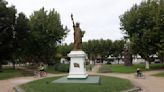 La curiosa historia del pueblo sobre la ruta 2 que ostenta una Estatua de la Libertad en su única plaza