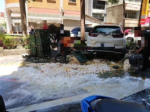 馬路煎蛋? 苗栗蛋車被撞翻 萬顆雞蛋破裂流滿地