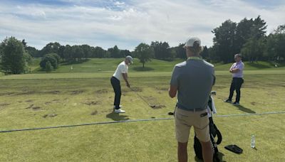 Adam Scott gets a lesson from CBS's Trevor Immelman as he chases a 91st straight major start