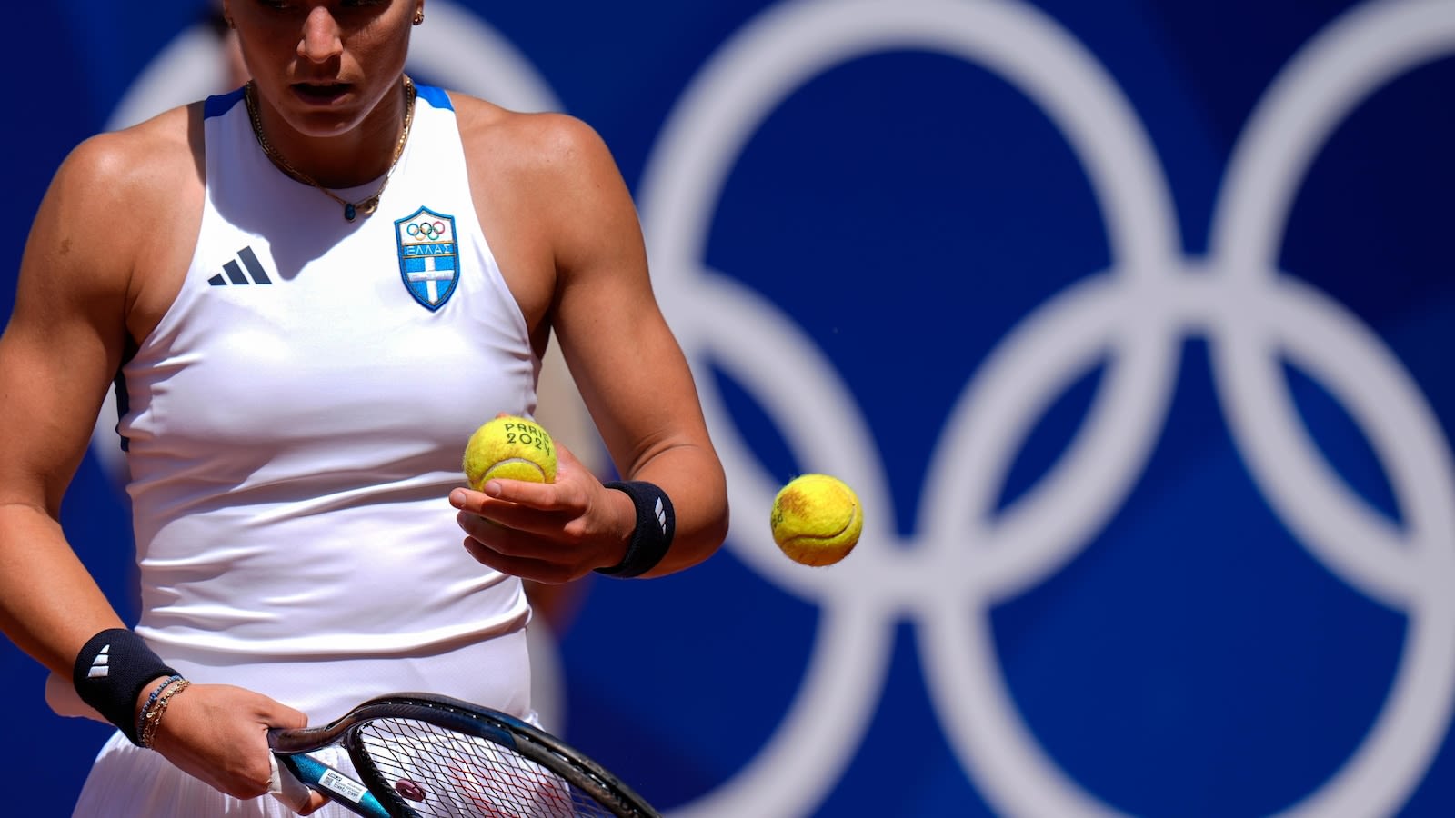 Wimbledon champ Barbora Krejcikova rallies past Sara Sorribes Tormo in 1st round at Paris Olympics