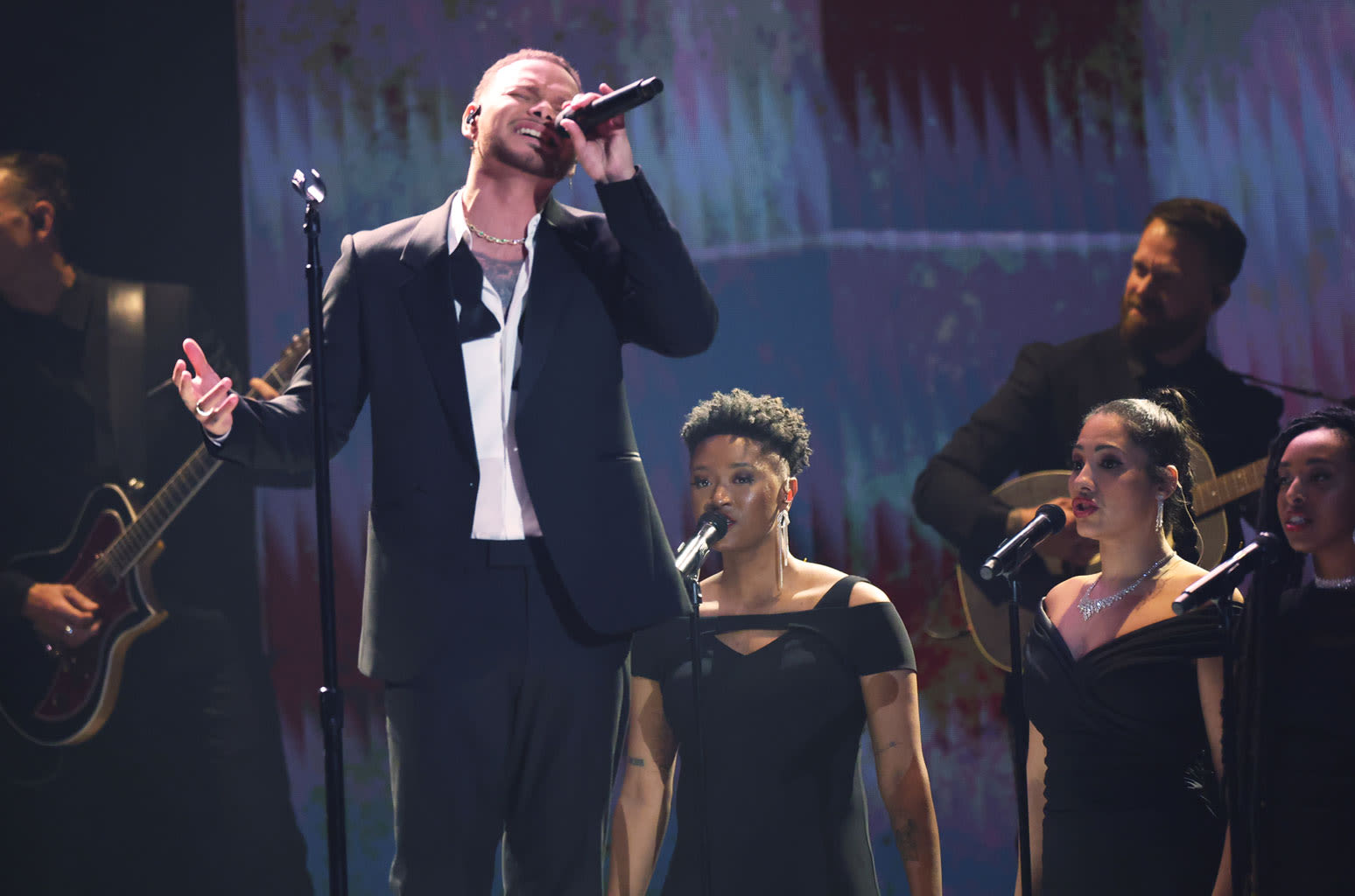 Kane Brown Transports Texas Crowd to Georgia With Soulful Ray Charles Cover at the 2024 ACM Awards