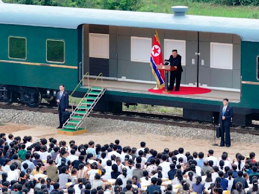 金正恩疑換專車 下鄉勘災遭拍、運新款600萬邁巴赫轎車相隨 | 國際焦點 - 太報 TaiSounds