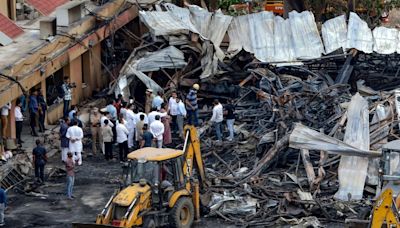 Un incendio en un parque de atracciones de India deja 27 muertos, entre ellos 4 niños