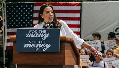 Ocasio-Cortez pide el voto por Biden en anuncio de la campaña durante la Copa América