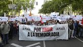 Miles de personas apoyan a Sánchez ante el Congreso en una marcha sin siglas políticas