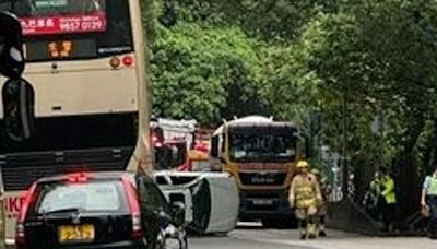大埔公路兩車相撞 私家車翻側司機受傷送院
