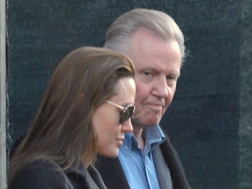 El padre de Angelina Jolie, Jon Voight, contra su hija por su posición política: "Ha sido influenciada"