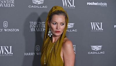 Kate Moss aperçue main dans la main avec le petit-fils d’un chanteur légendaire