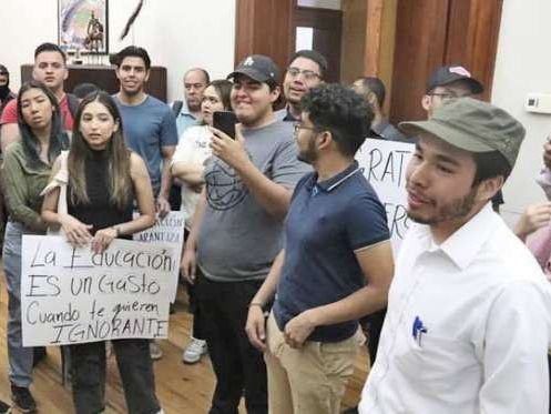 La Jornada: La Autónoma de Chihuahua amaga con suspender a 112 estudiantes