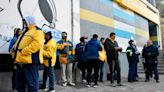 Protesta de trabajadores del Correo Argentino en Neuquén por despidos: «Ayer esenciales, hoy descartables» - Diario Río Negro