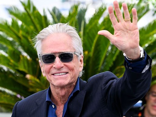 Michael Douglas celebra por adelantado su 80 cumpleaños con sus vecinos de Valldemossa entre horchata y bailes regionales