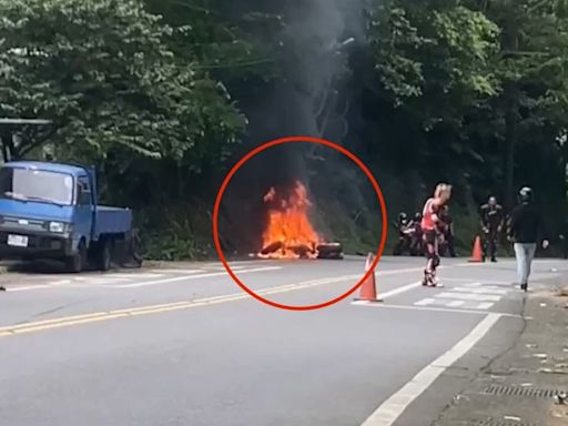 北宜公路火燒車「只剩骨架」！ 重機撞電線桿冒熊熊火焰畫面曝｜壹蘋新聞網