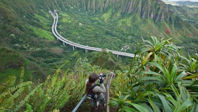 Tourists continue to visit Hawaii’s Haiku Stairs even as it gets removed for overtourism | CNN