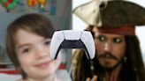 Niño con enfermedad terminal conoce a Jack Sparrow y recibe un PS5 de Navidad