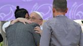 Así fue el abrazo del Papa Francisco a un israelí y un palestino: ‘El sufrimiento de dos pueblos’