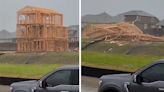 "Deslumbrante": Así reaccionan vecinos al ver que el viento tumba una casa en construcción