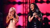 De la amistad entre Karol G y Laura Pausini a Rosalía: los momentos de los Latin Grammy