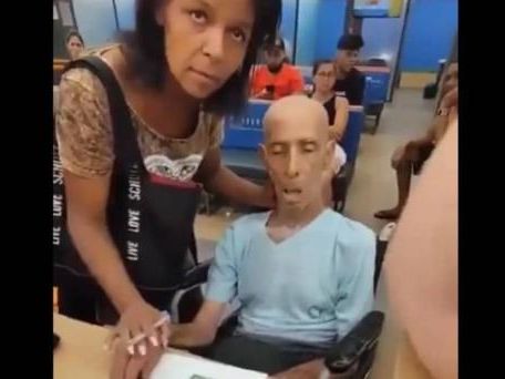 ¡Insólito! Mujer lleva cadáver de anciano a banco para que "firme" y poder retirar dinero en Brasil