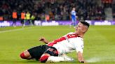 Carlos Alcaraz y un insólito minuto en la Premier League: el gol para el triunfo y el dolor por la lesión en el festejo
