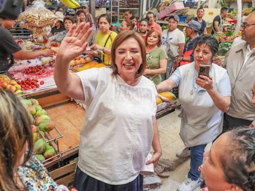 El momento en que le avientan un limón a Xóchitl Gálvez en un mercado de la alcaldía Miguel Hidalgo