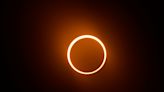 Eclipse anular solar recorre continente americano, provocando vítores y alegría