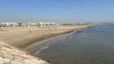 Reabierta al baño la playa del Cabanyal en València tras analizar el agua por la mancha de algas y suciedad en la orilla