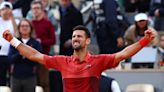 Djokovic sofre lesão, mas luta muito e vira nova batalha em Roland Garros - Lance!