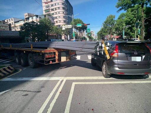 鋼筋過長迴轉出事！土城曳引車「搧巴掌」 休旅車鈑金凹陷