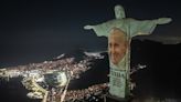 El Cristo Redentor promueve la autobiografía del papa Francisco en Brasil