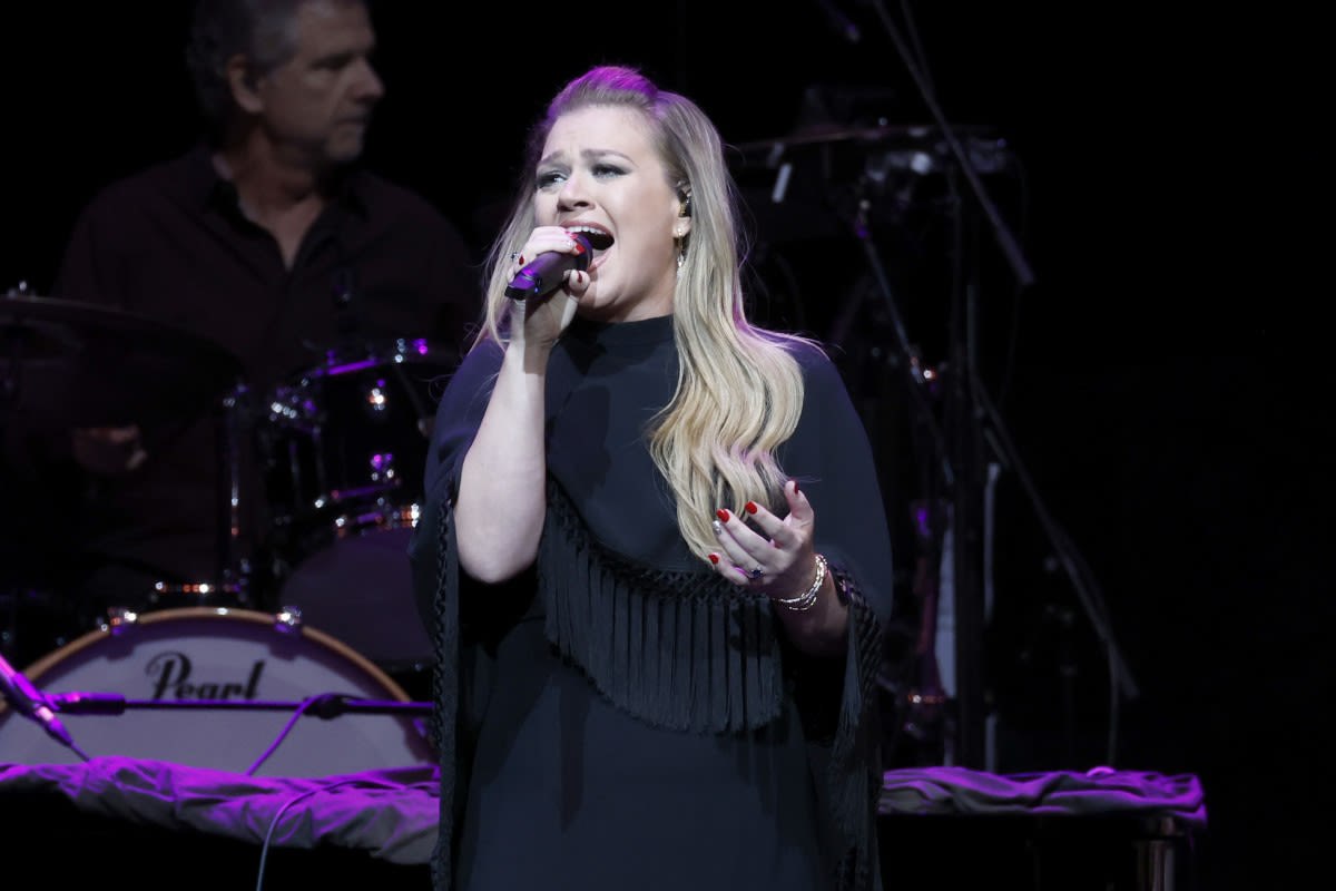 Fans Make Bold Declaration About Kelly Clarkson After Her In-Ear Monitors Go Out