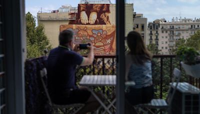 Barcelona añade otro gran mural de arte urbano, dedicado a la epopeya de los exiliados del 'Winnipeg'