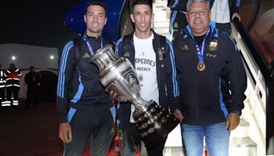 La selección argentina regresó al país tras ganar la Copa América: hinchas recibieron al plantel en Ezeiza