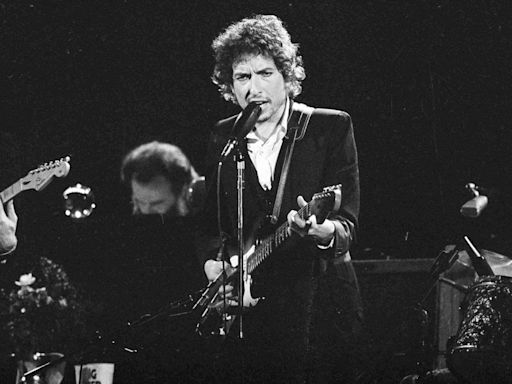 Bob Dylan is giving fans a chance to relive his 1974 tour with the Band on a staggering 27-disc set