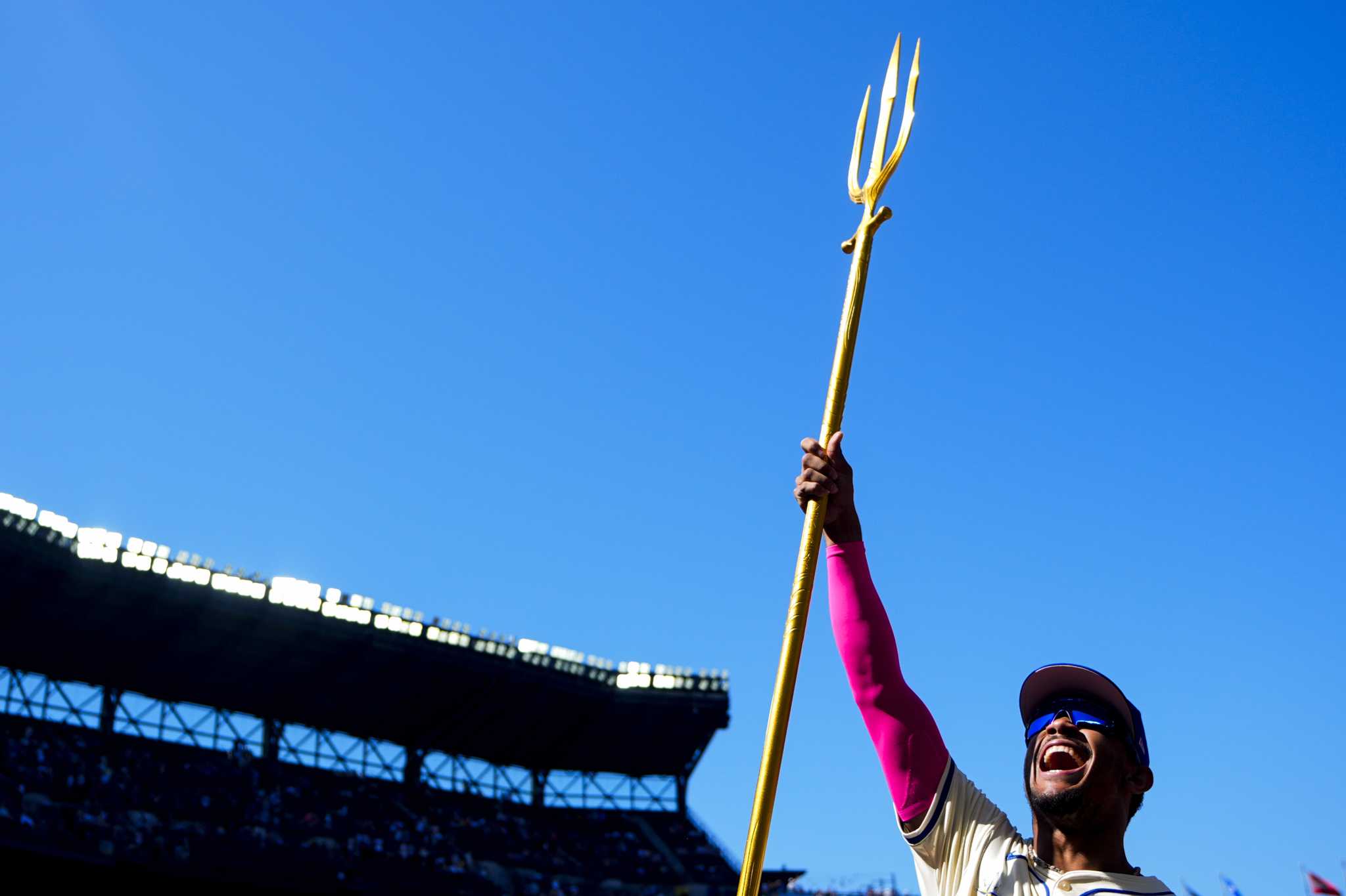 Julio Rodriguez finally gets to celebrate 1st home run of the season at home for Mariners