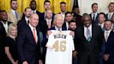 El presidente Biden recibe a los Astros, y se identifica con la hazaña del mánager Dusty Baker
