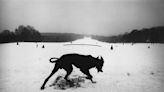 Como Josef Koudelka, eterno andarilho, fotografou a invasão soviética de Praga